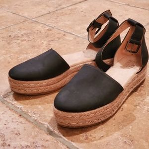 Almost new Naturalizer shoes from Dillards. Size 7.5